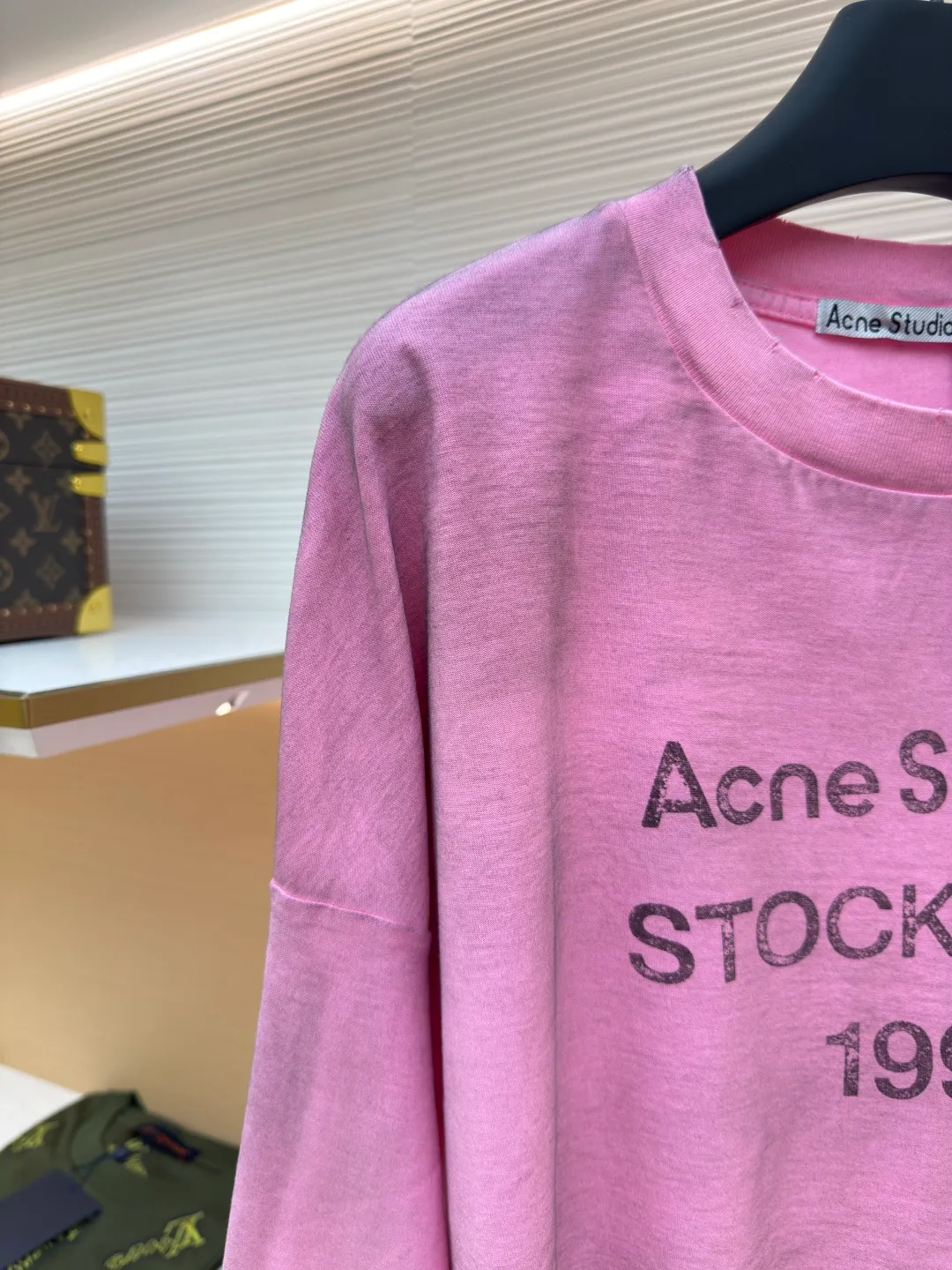 Acne Studios 1966 mud-dyed washed and distressed long sleeves ●Authentic product: purchased and developed by 2419 ●Item number: 1680621-A15 ●Fabric: super soft cotton fabric ●Technology: washed and distressed ●Version: loose fit ●Weight: about 385 grams ●Size: S-M-L-XL ●Description: Made of ultra-soft pure cotton fabric, garment-dyed, washed and distressed, the chest part has a dirty feel, and the lower part shows a gradient effect. The neckline is slightly frayed to better fit the overall tone. The overall line is straight and delicate, the fabric is comfortable and soft, and the color is consistent without color difference. It can be matched with the same style to create a fashionable look and control various occasions. Customized accessories, complete with three standards, the same style for men and women!